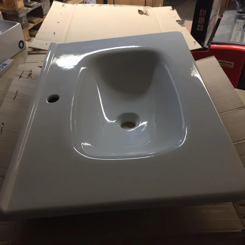 OUTLET: Vedum Flow Møbelservant 77x52 cm - Hvit blank porselen