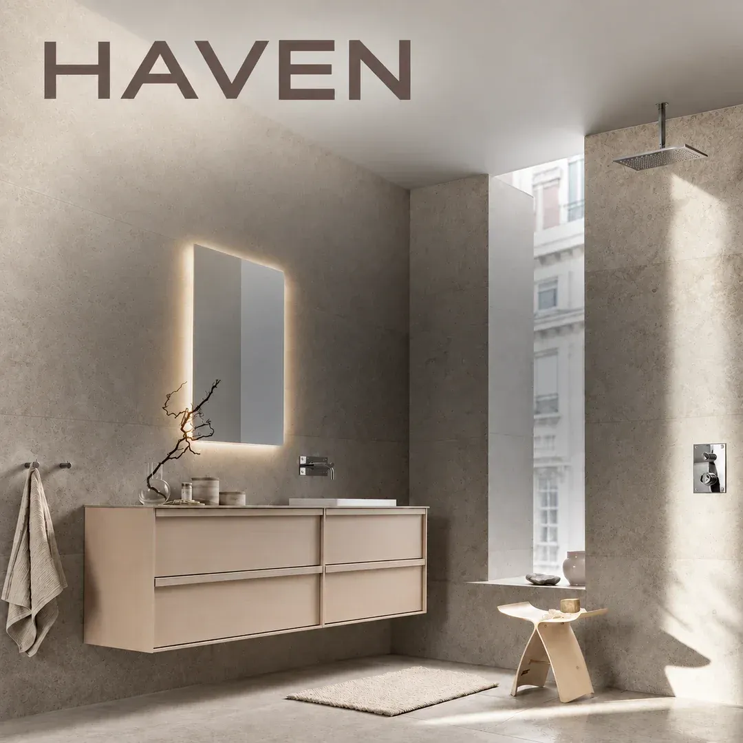 Haven baderomsinnredning i lyst tre i et lyst baderom. 20 % rabatt på veiledende priser på hele Haven-sortimentet 29. september–31. oktober.